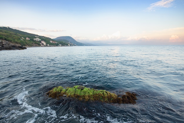 Seelandschaft mit Bergen und felsigem Ufer. Blaue schaumige Wellen. Krim, Russland.