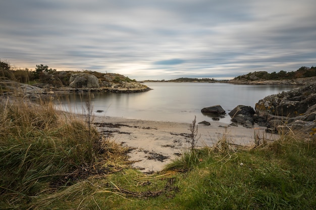 Seelandschaft mit Felsen, Meer und Wolken. Grimstad in Norwegen