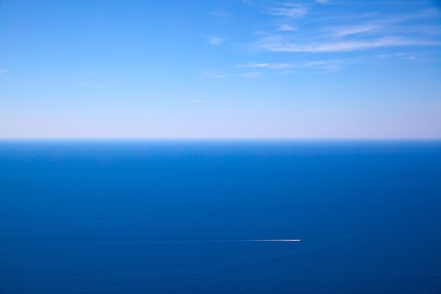 Seelandschaft mit Meereshorizont und blauem Himmel, kann als Hintergrund mit Kopierraum verwendet werden