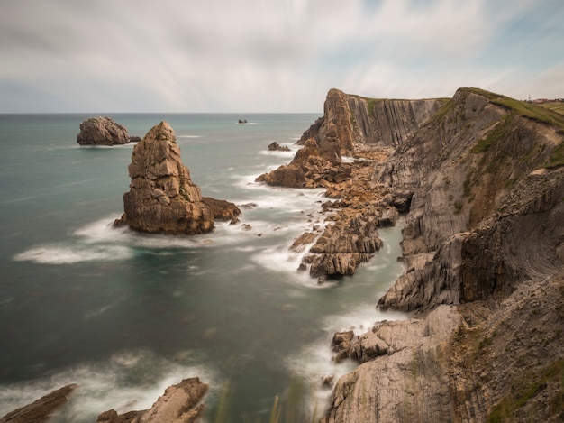 Foto seelandschaft von felsigen klippen am rande des meeres