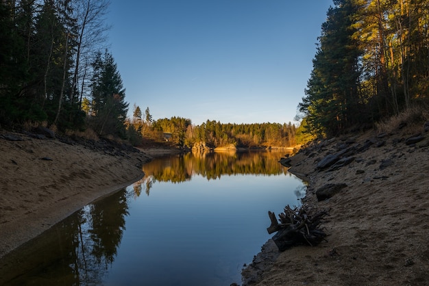 Seelandschaft von Pink Lake Trail Gatineau Kanada und der Wald, der sich darin widerspiegelt