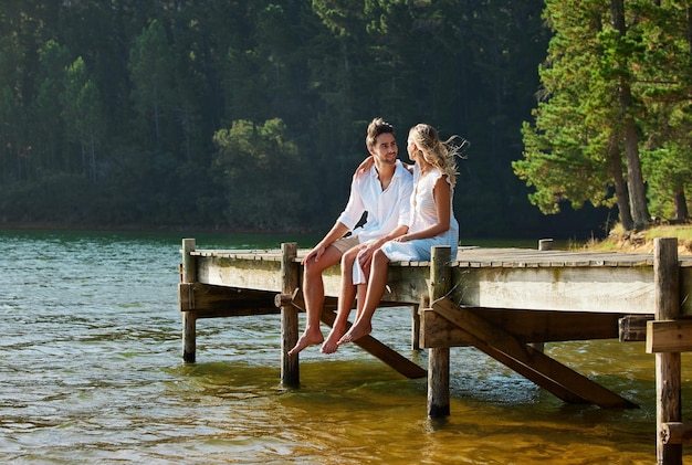 Seeliebe und Paar im Urlaub, Sommer und Pause für eine schöne Zeit, Bindung und Liebe miteinander. Romantischer Mann und Frau in der Natur, Wald und romantischer Kurzurlaub für Ruhe, Beziehung und Glück