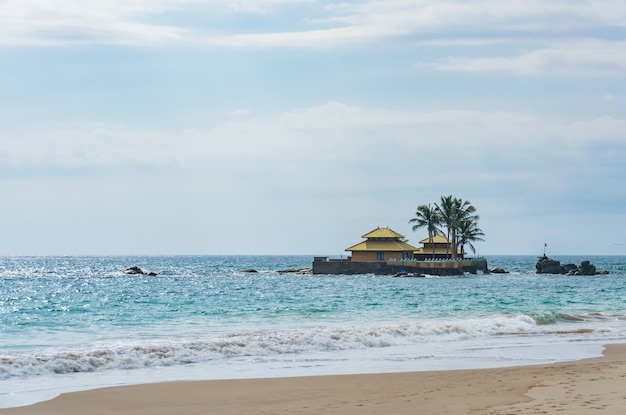 Seenigama Muhudu Viharaya es un templo budista en la pequeña isla en el océano Índico, Hikkaduwa, Sri Lanka