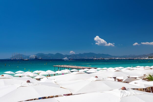 Seepromenade mit schönen Wolken in Cannes Frankreich