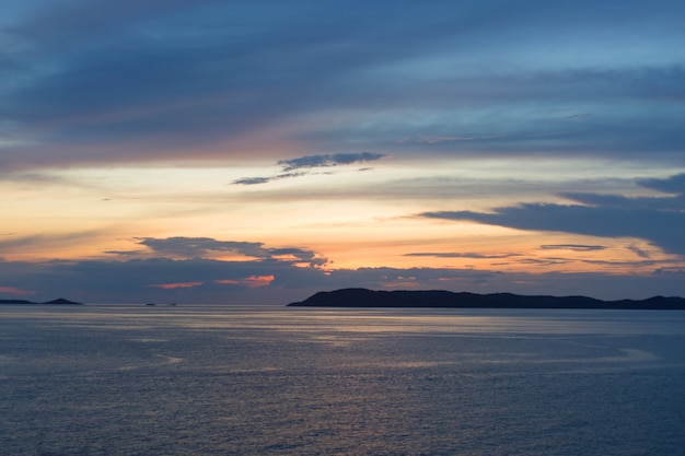 Seerosa Sonnenuntergang. Schöne Farbwolken.