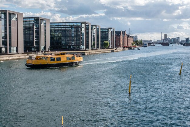 Foto seeschiff auf dem fluss gegen den himmel in der stadt