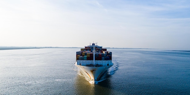 Seeschiff auf See gegen Himmel
