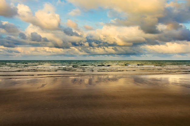 Seestrand mit drastischen Wolken am Morgen