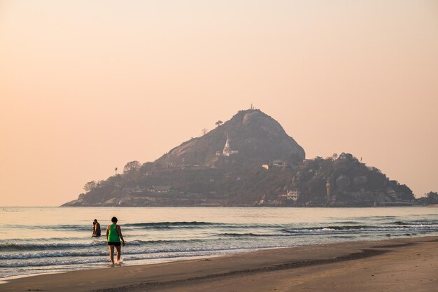 Seestrand und berg khao takiab berühmt schön