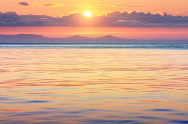 Seestück mit schönem Sonnenuntergang