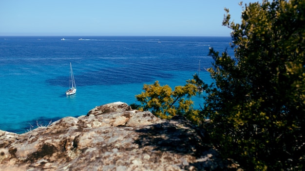Seestück von Korsika, Frankreich, Gebirgshorizonthintergrund. Horizontale Ansicht.