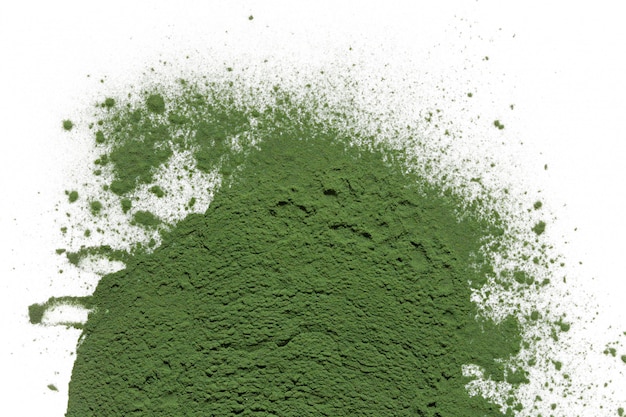 Seetang Spirulina Pulver isoliert.