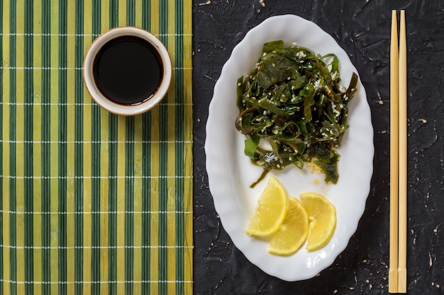 Seetang Superfood mit Sesam und Zitrone. japanisches Essen