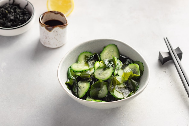 Seetang-Wakame-Salat mit Gurke in der Schüssel