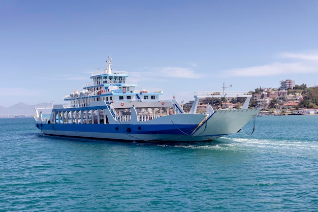 Seetransport Passagierfähre schwimmt an einem sonnigen Tag in der Nähe im Meer