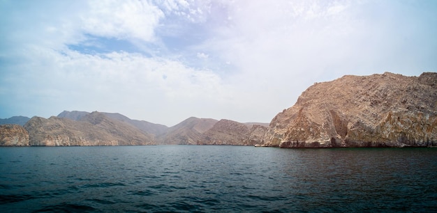 Seetropische Landschaft mit Bergen und Fjorden Oman