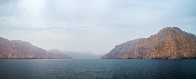 Seetropische Landschaft mit Bergen und Fjorden Oman