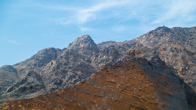 Seetropische Landschaft mit Bergen und Fjorden Oman