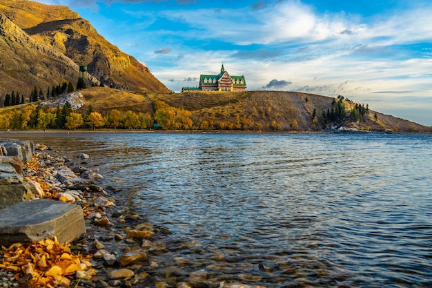 Seeufer des Waterton Lakes National Park am Morgen der Herbstlaubsaison. Sehenswürdigkeiten in Alberta, Kanada.