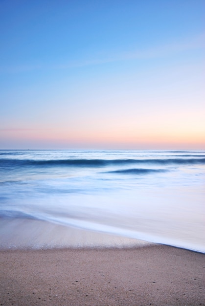 Seewelle am Strand zur Sonnenuntergangzeit