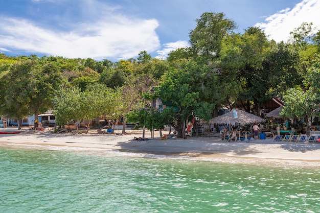 Seewellenschaum und weißer Sandstrand auf Koh Samet, Khao Laem Ya Nationalpark, Rayong, Thail