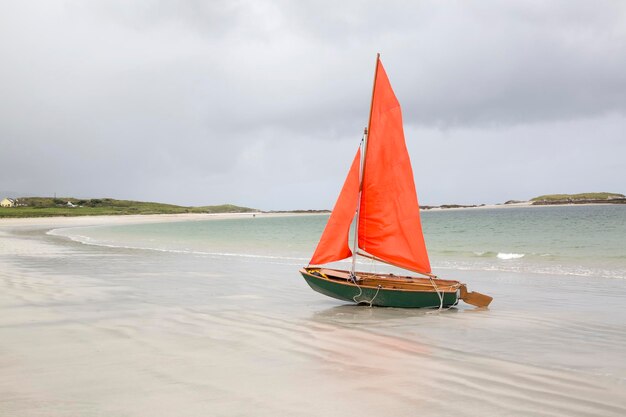 Segelboot am Strand von Glassillaun, Connemara, Irland