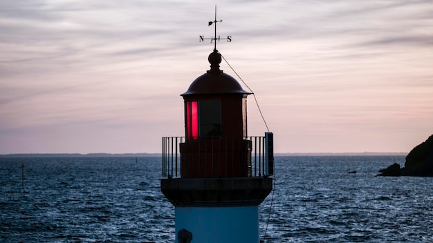 Foto segelboot auf dem meer gegen den himmel bei sonnenuntergang