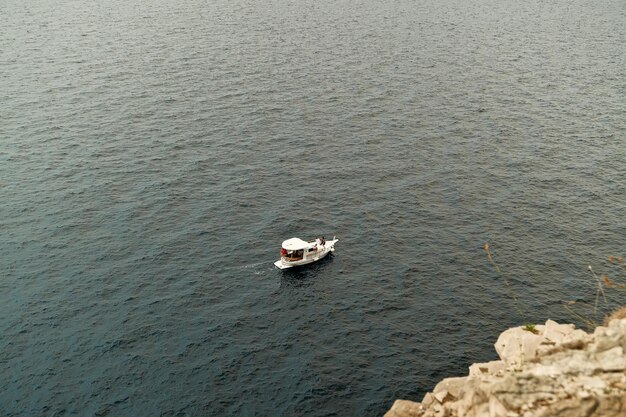 Foto segelboot auf der adria in montenegro