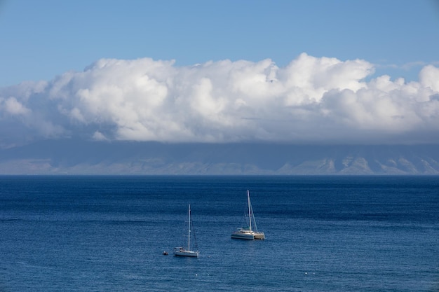 Segelboot auf offener See Ruhiges Meer Segeln Luxus Sommer Abenteuer Aktivurlaub Maui Hawaii