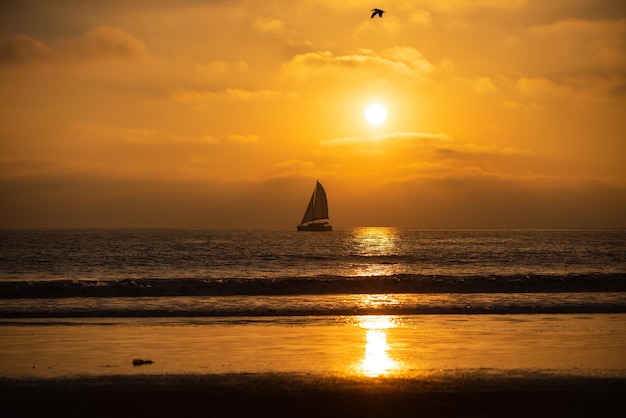 Segelboot auf See. Sonnenuntergang im Meer mit schönen Wolken. Sonnenaufgang Ozean Meerblick.