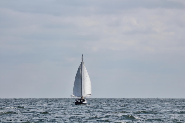 Segelboot auf See