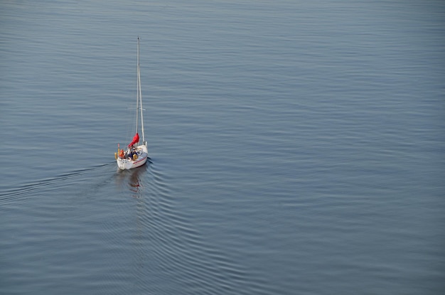 Segelboot auf See