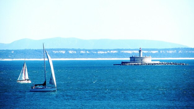 Segelboot, das auf See segelt