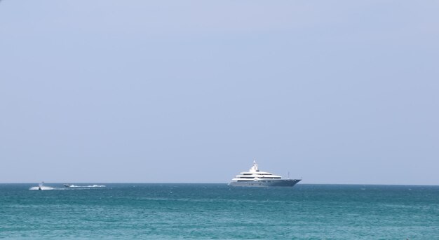 Foto segelboot, das auf see segelt