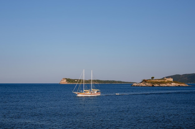 Segelboot fährt an der Insel Mamula montenegro . vorbei