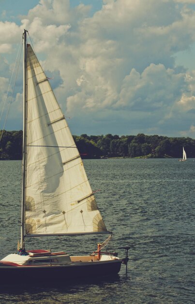 Foto segelboot fährt auf dem meer gegen den himmel