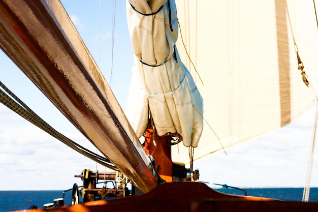 Segelboot fährt auf dem Meer gegen den Himmel
