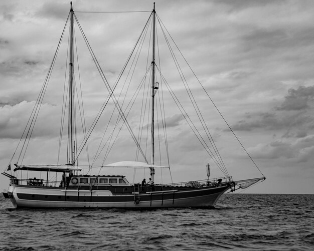 Foto segelboot fährt auf dem meer gegen den himmel