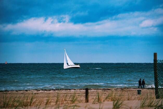 Foto segelboot fährt auf dem meer gegen den himmel