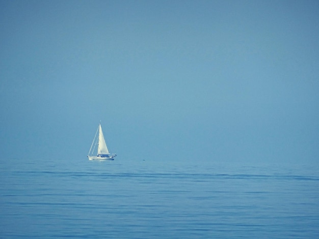 Foto segelboot fährt auf dem meer gegen einen klaren blauen himmel