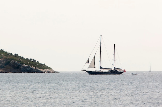 Segelboot fährt auf dem Meer gegen klaren Himmel