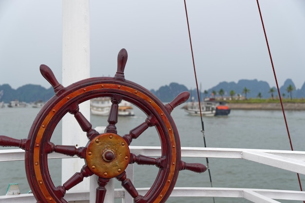 Segelboot fährt auf dem Meer gegen klaren Himmel