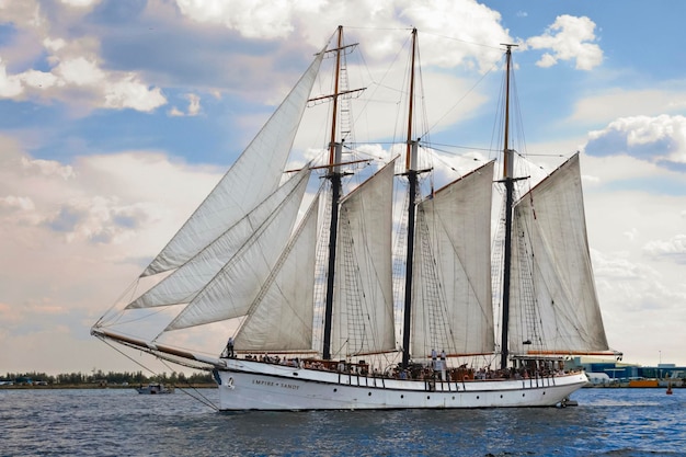 Segelboot fährt im Hafen von Toronto gegen einen bewölkten Himmel
