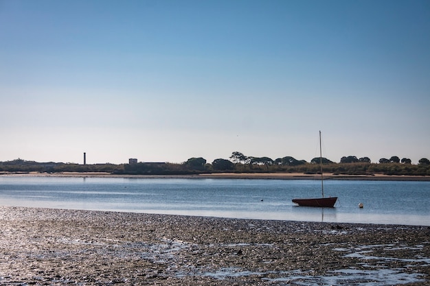 Segelboot im Meer gegen den Himmel festgemacht