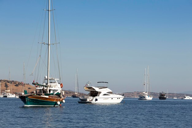 Segelboot im Meer vor dem Hintergrund der Berge