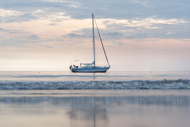 Foto segelboot im seehimmel