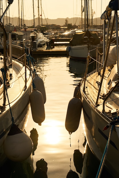 Segelboot in der Marina