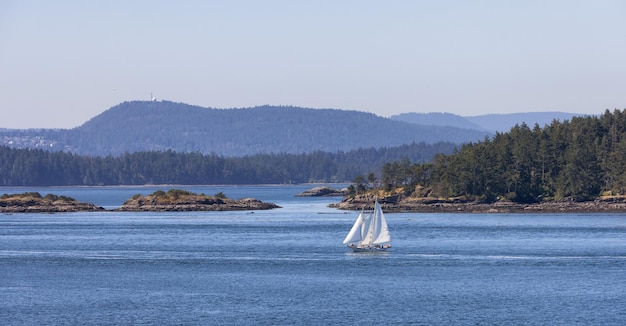 Segelboot in kanadischer Landschaft am Meer und in den Bergen