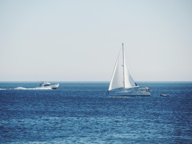 Segelboot segelt auf dem Meer gegen einen klaren Himmel