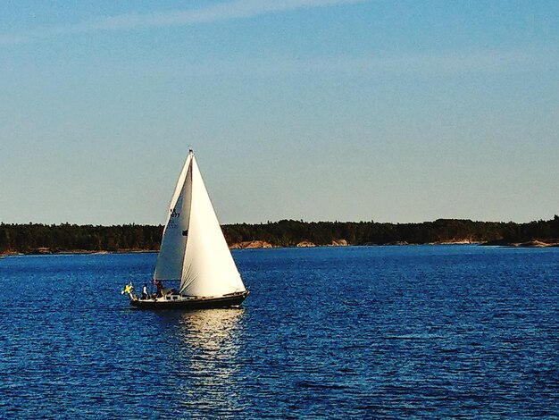 Foto segelboot segelt auf dem meer gegen einen klaren himmel